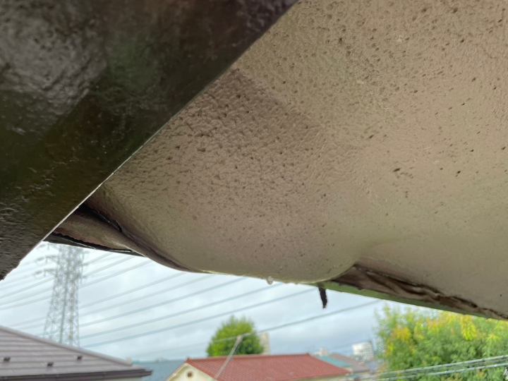 水ぶくれのように雨水が溜まった軒天ボード