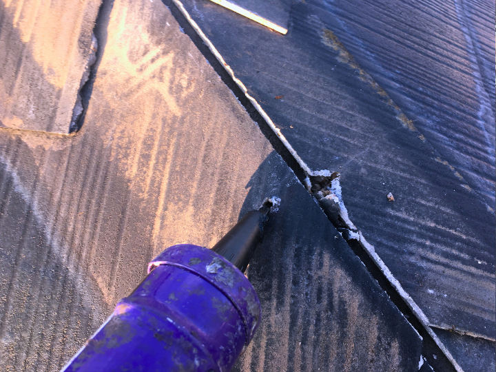 釘穴へコーキング材を充填