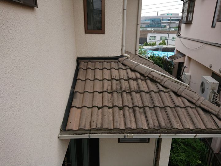 厚木市旭町にて行った雨漏りが発生したセメント洋瓦からスーパーガルテクトへ下屋根葺き替え工事をご紹介