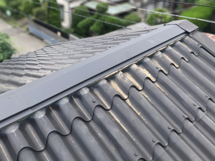 ガルバリウム鋼板製の新しい棟板金を取り付け