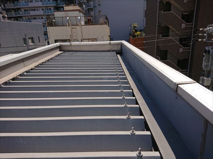 海老名市中央にて四階建て陸屋根のアルミ笠木交換と折板屋根塗装！将来の雨漏りを未然に防ぐ工事をご紹介。