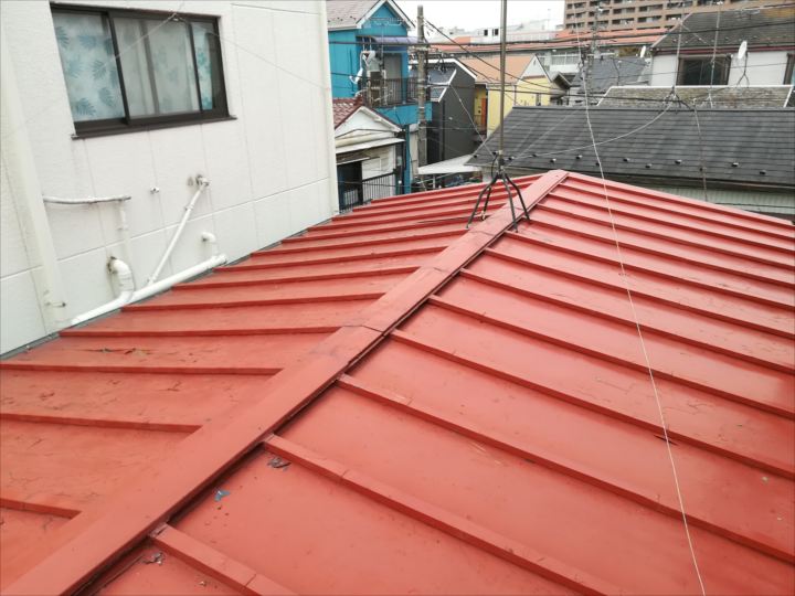 相模原市中央区清新にて台風の被害を受けたトタン屋根の葺き替え工事を実施