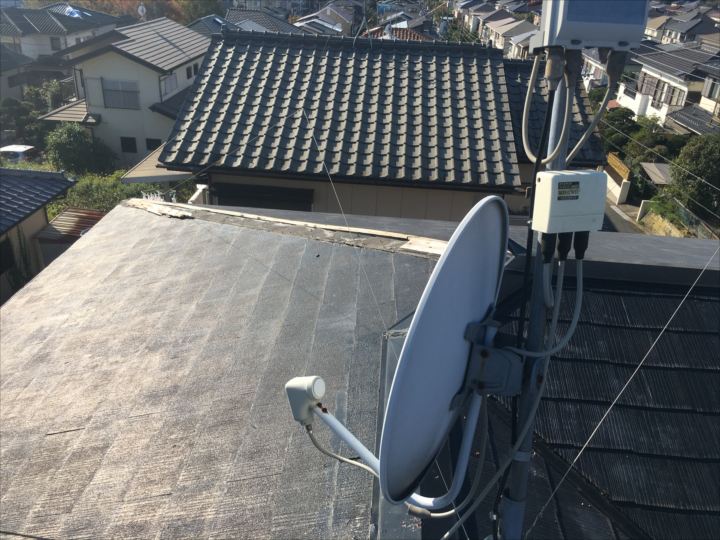 厚木市小野にて台風により飛散してしまった棟板金交換虎児をご紹介。棟板金についての解説も！