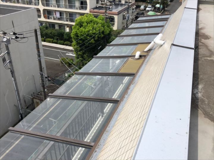 相模原市中央区でガラス製庇のメンテナンス工事を実施。庇の役割やメンテナンス方法をご紹介
