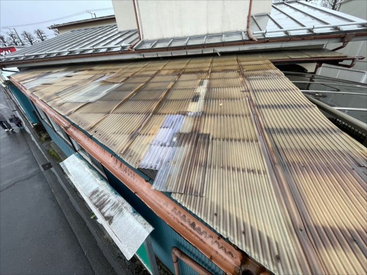 相模原市緑区橋本で広範囲に設置された波板屋根から雨漏りが発生。波板交換で雨漏りを解決した工事をご紹介。