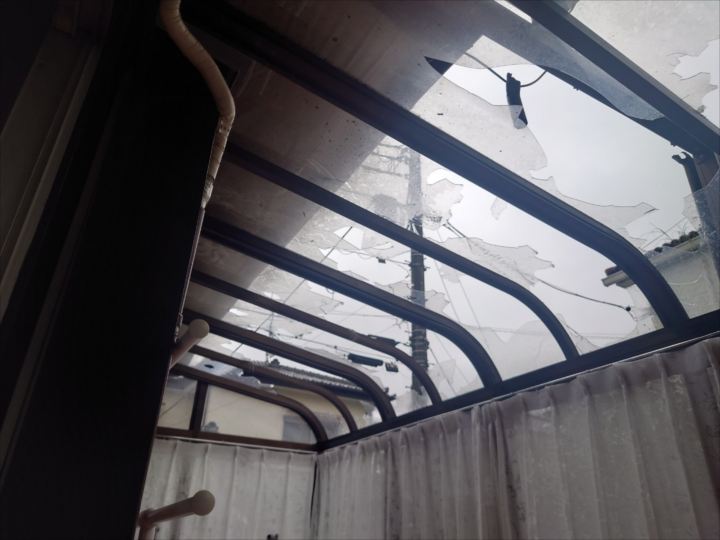 八王子市東浅川町で雹被害のテラス屋根を火災保険で新しいポリカーボネートへ張り替えます！