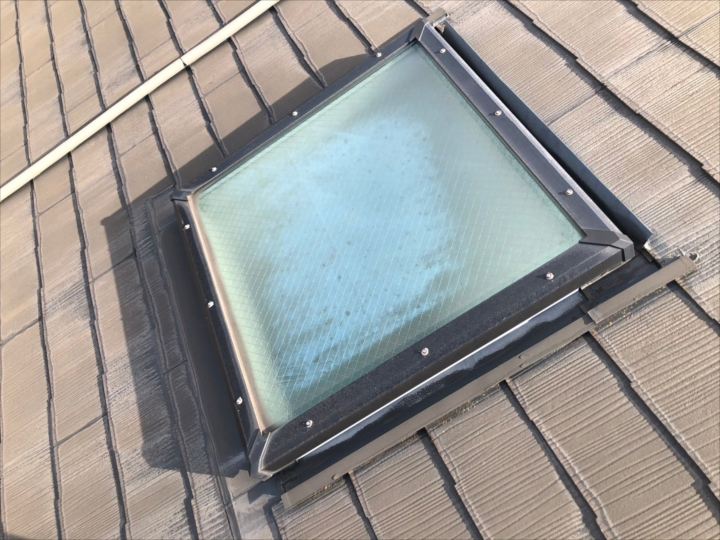 町田市つくし野にて天窓の簡易補修工事を実施。天窓からの雨漏り原因と修繕方法をご紹介！