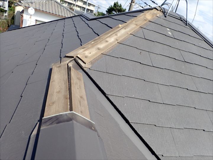 町田市本町田で強風で被災した棟板金交換時に屋根材がコロニアルNEOであることが判明！コロニアルNEOとアスベストについて解説。