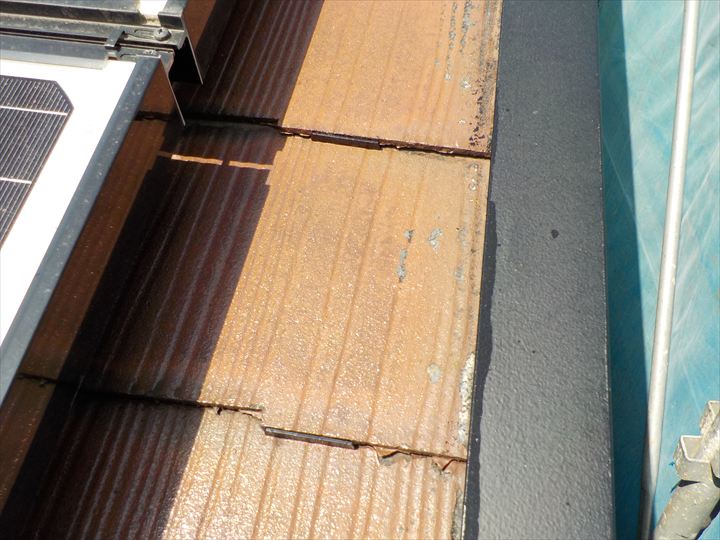 ソーラーパネルにより比較的良好な状態の南側屋根