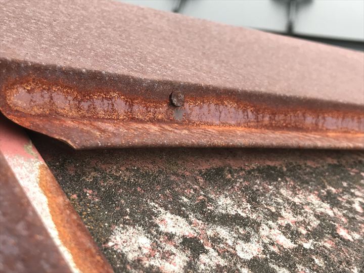 釘の浮いた棟板金