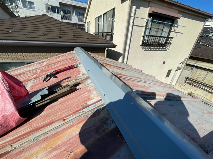 GL鋼板の棟板金を設置