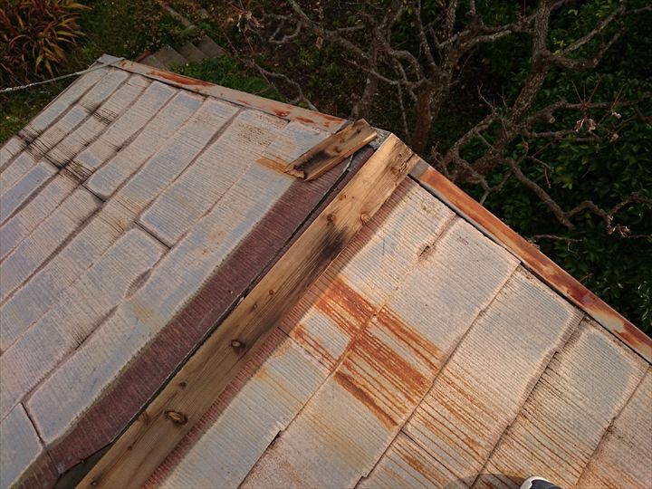 既存の棟板金と下地の貫板を撤去