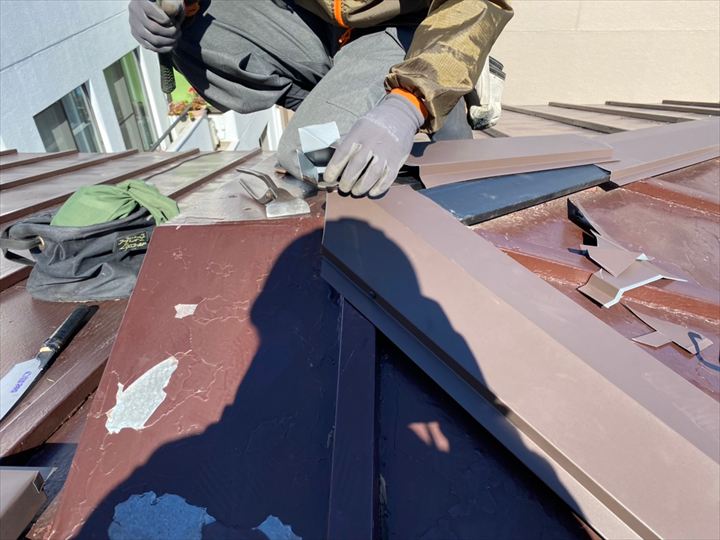 ガルバリウム鋼板製の棟板金を設置
