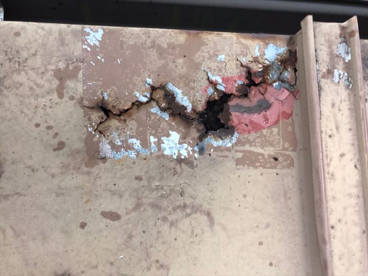 錆びて穴が空いた屋根