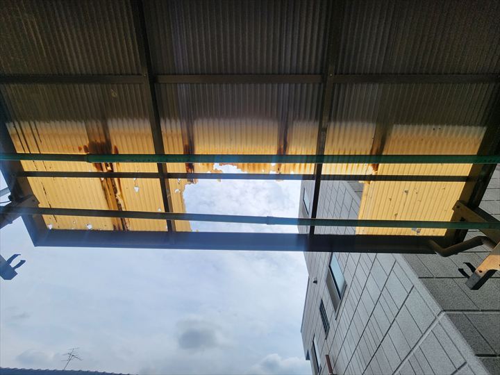 雹によって穴が空いたベランダの波板屋根