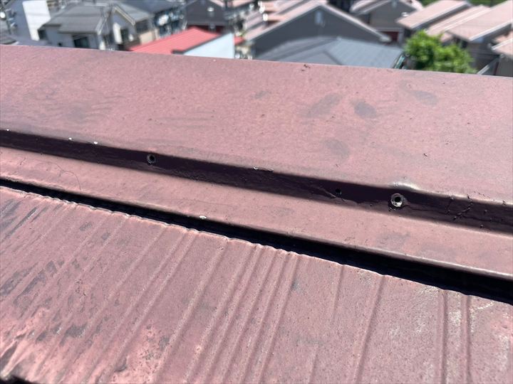 訪問業者により無理やり引き抜かれた棟板金の釘