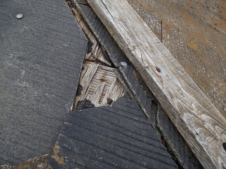 板金周辺ではスレート屋根の欠損
