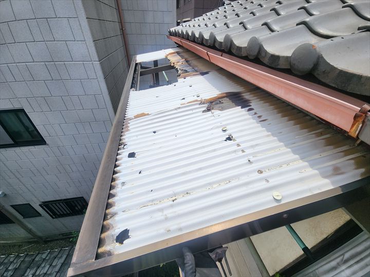 雹によって穴が空いたベランダの波板屋根
