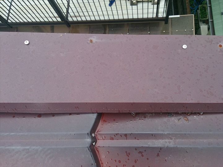 浮き上がったケラバ板金を元の位置へ戻す