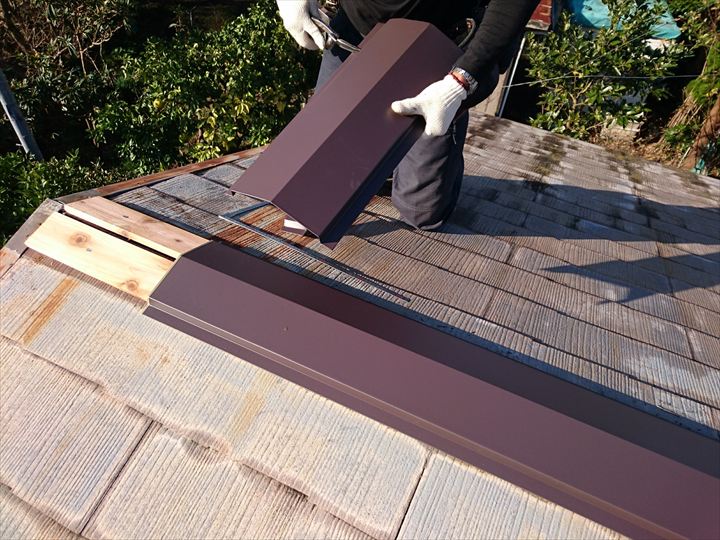 ガルバリウム鋼板製の棟板金を設置