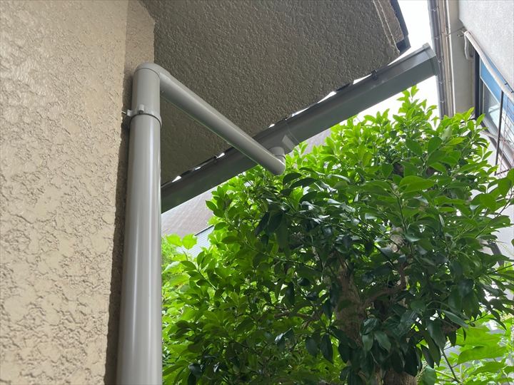 竪樋を取り付け