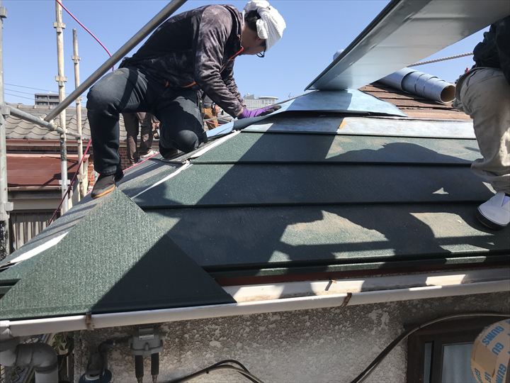 スーパーガルテクトによる屋根カバー工事