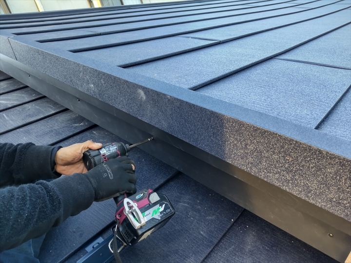 破風板を板金でカバー工事