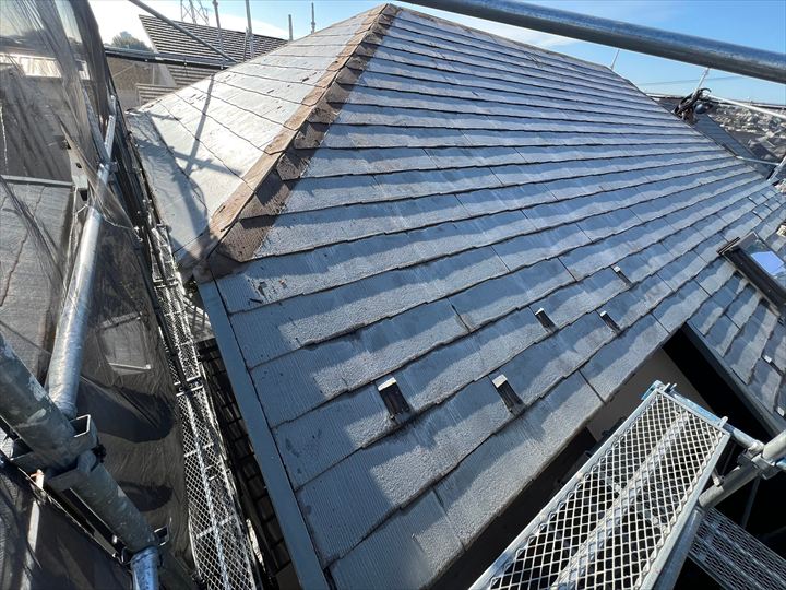 棟板金や雪止めなどの役物を取り外し