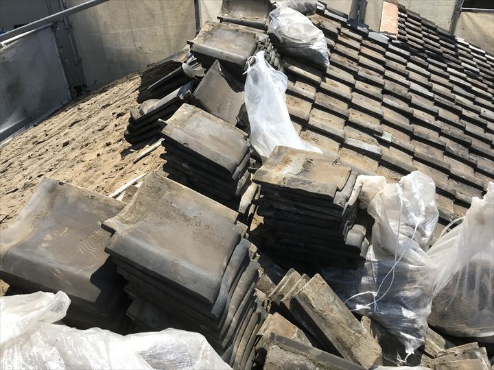 瓦の撤去作業