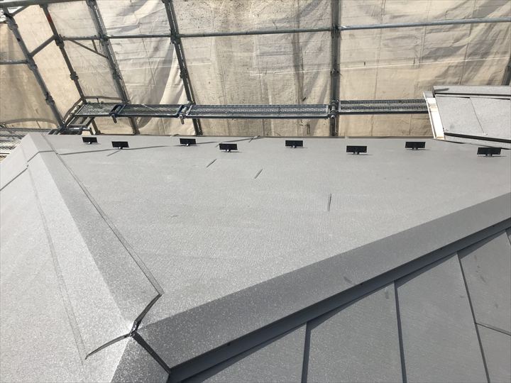 棟板金を設置