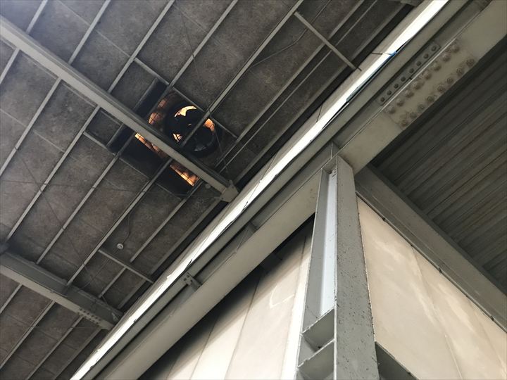 工場の天井から雨漏り