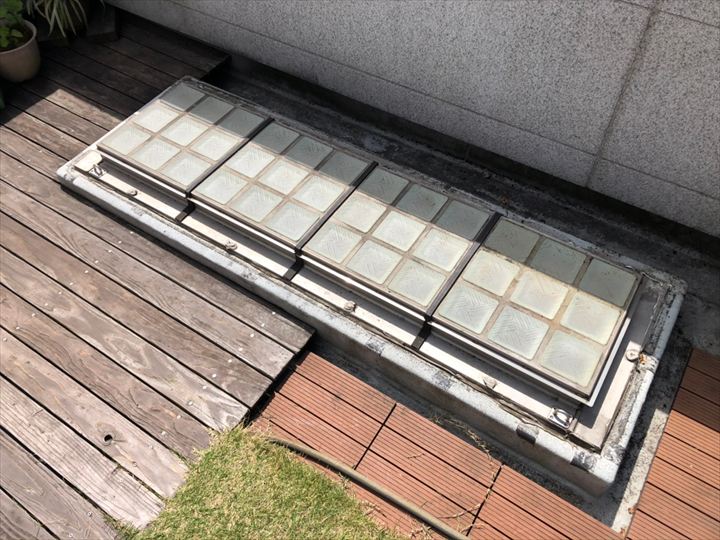 屋上にあるトップライト(天窓)から雨漏り