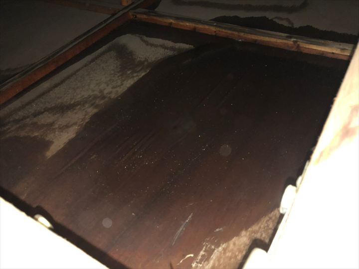 屋根裏の水たまり