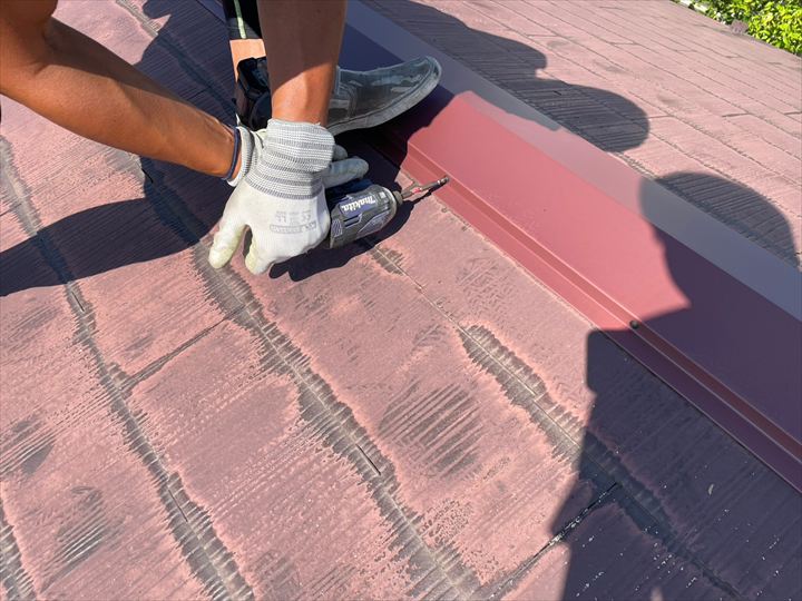 ガルバリウム鋼板を使って新しい棟板金を施工