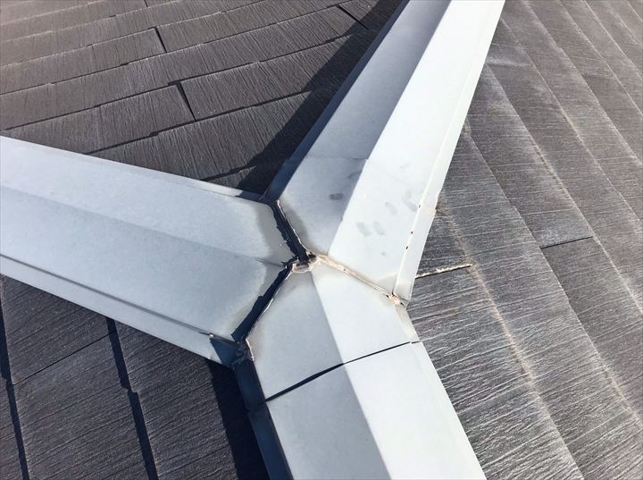 棟板金の接合部ではシーリングの劣化