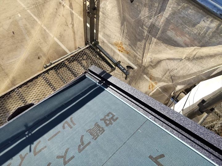 役物板金を設置