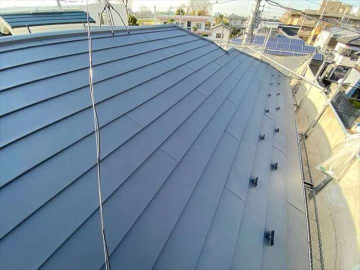 天窓撤去工事とスーパーガルテクトで屋根葺き替え工事を同時施工したモニエル瓦屋根