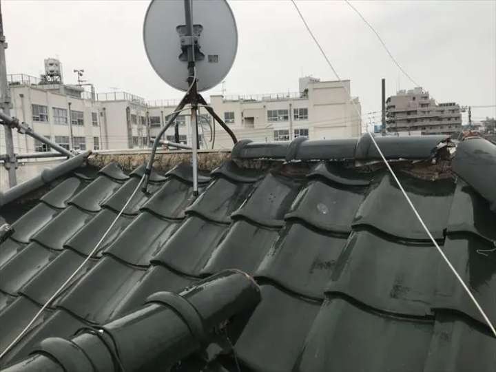 台風で冠瓦が一部欠損した瓦屋根