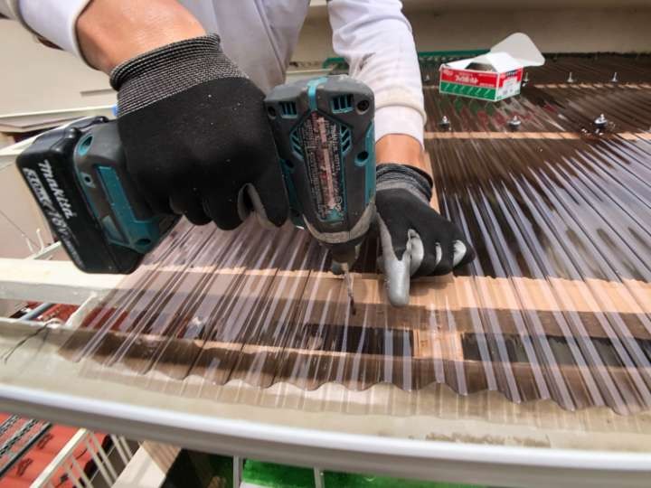 波板に下穴を開ける作業
