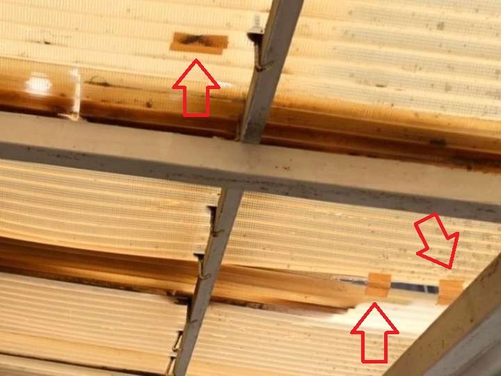 補修テープ跡のある波板