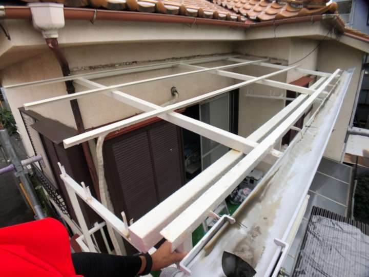 バルコニー波板をポリカーボネート製波板へ交換工事する前の状態