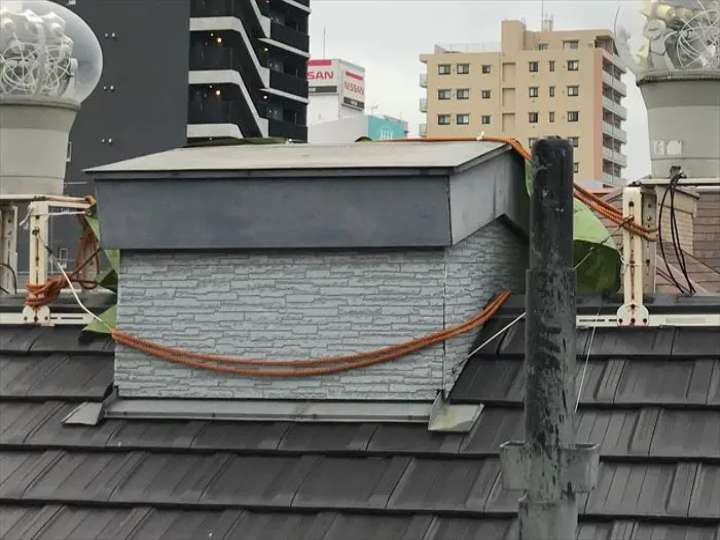 越屋根の全景と養生状態