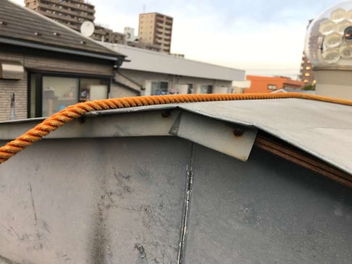 めくれたトタン屋根端部