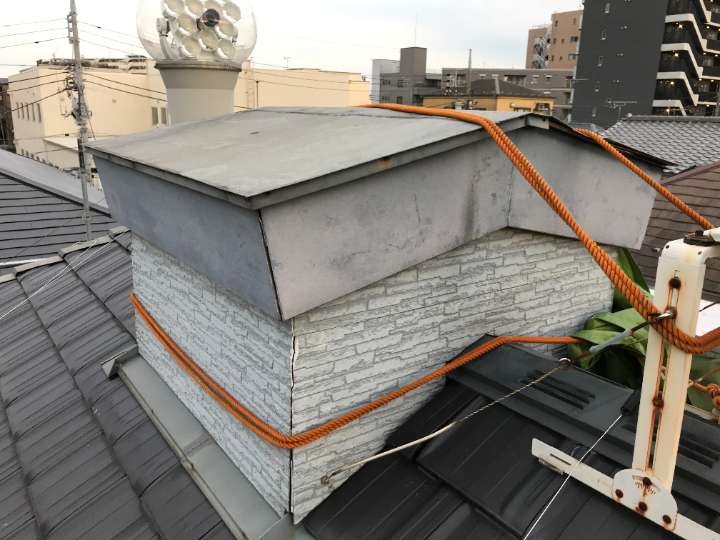 台風被害でめくれた越屋根（トタン屋根）の状態