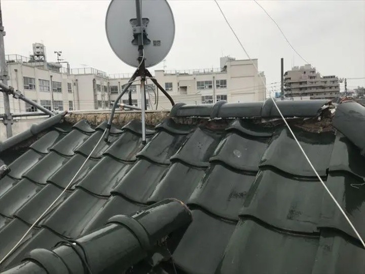 破損した棟の冠瓦