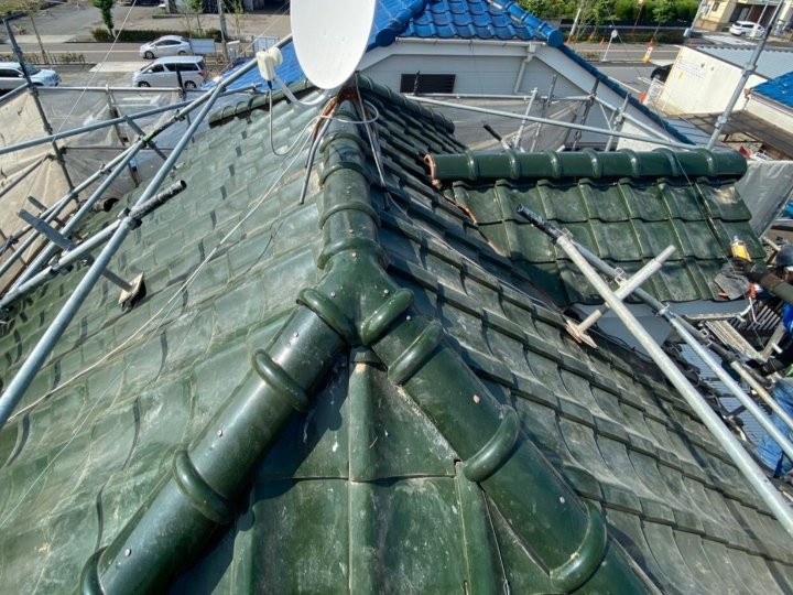 台風で冠瓦が一部欠損した瓦屋根に棟取り直し工事を実施