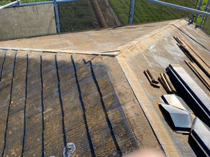 棟板金撤去後の屋根