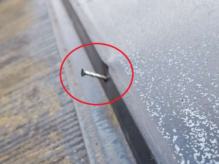 棟板金の釘浮き