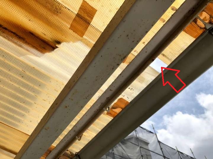 破損して空が見える波板