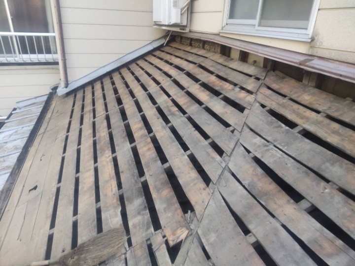 瓦撤去後の下屋根下地